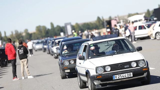 700 Golf y más de 2.000 personas: Así celebró Volkswagen el 50 aniversario de una leyenda automovilística