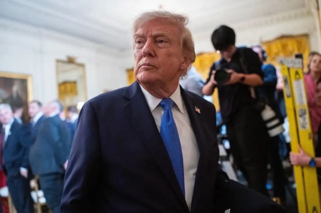 Donald Trump a semnat două ordine executive pentru limitarea cetățeniei prin naștere în SUA