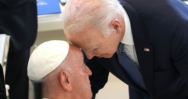 Ferenc pápát is kitüntette Joe Biden