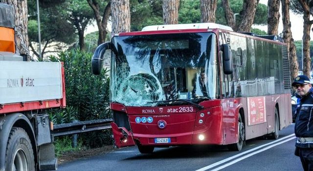 Scontro tra un'auto e un bus nella notte a Ostia, muore una 27enne