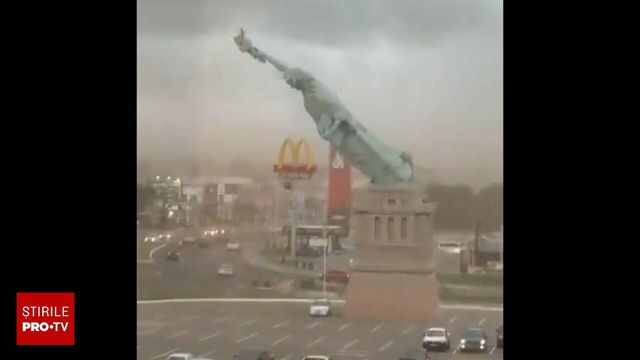 Momentul în care Statuia Libertății din Brazilia s-a prăbușit lângă mașinile dintr-o parcare