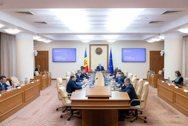 Executivul a aprobat reguli noi pentru cultivarea, procesarea și comercializarea cânepii industriale