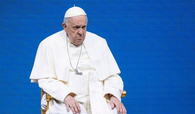 Papa spune, cu premierul Giorgia Meloni de față, că doar cei bogați își permit să aibă copii în Italia