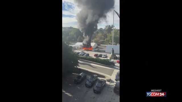 Belgrado, esplosioni davanti al Parlamento