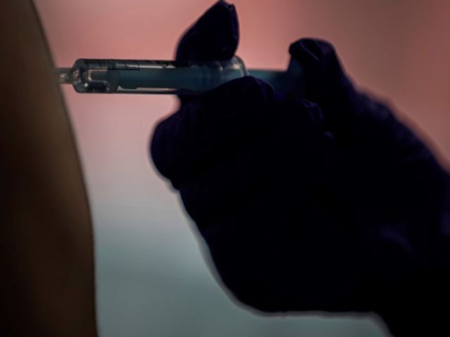 Италия прекратява използването ваксината на АстраЗенека при хора под 60 години след смъртта на тийнейджърка, получила първа доза от нея