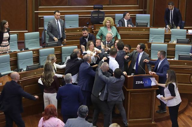 Parlamentarii s-au bătut în Parlamentul din Kosovo după ce un deputat a aruncat cu apă în premier