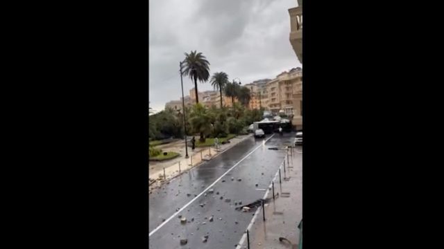 Maltempo a Genova, muraglione frana in zona Pegli