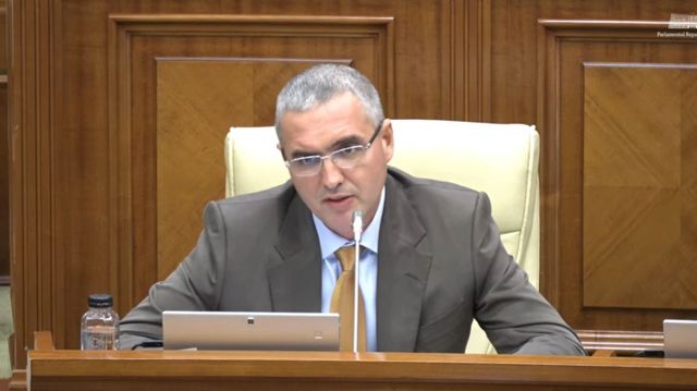 Usatîi a înjurat în Parlament, după ce deputații PAS au votat împotriva Zilei comemorării victimelor violenței domestice