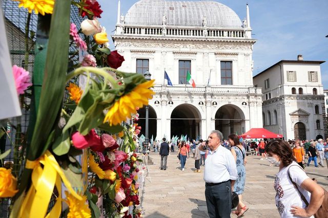 Mattarella, oggi la Repubblica è piazza della Loggia