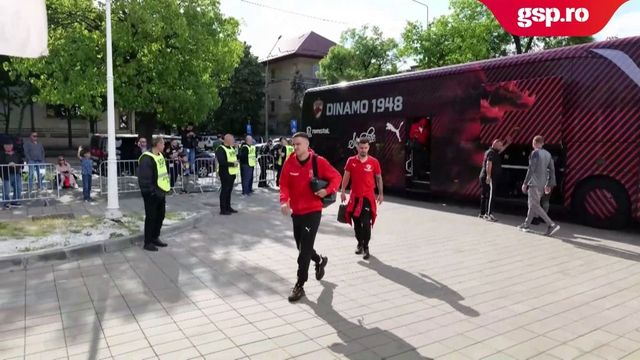 Autocarul lui Dinamo a ajuns la stadion pentru meciul cu FC Argeș