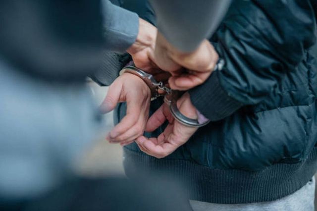 Un bărbat a fost reținut după ce ar fi încercat să răpească două minore