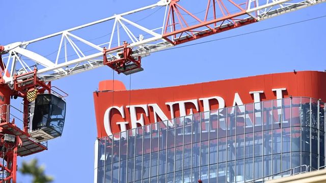 Insegna Generali pericolante, 10 indagati per crollo colposo