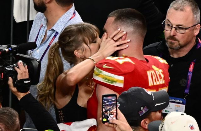 Taylor Swift és Travis Kelce összeházasodtak, Adam Sandler eskette meg őket