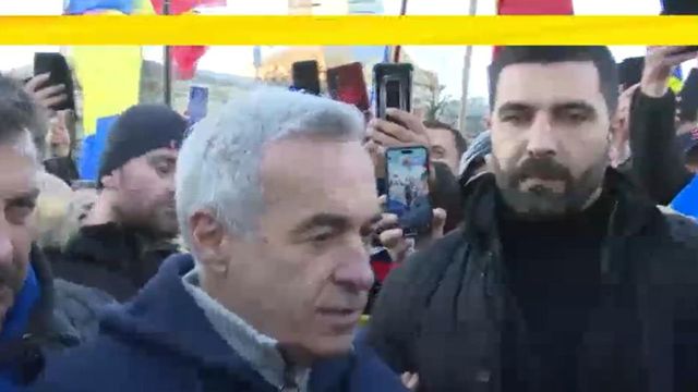 Călin Georgescu, în mijlocul protestatarilor din Piața Victoriei