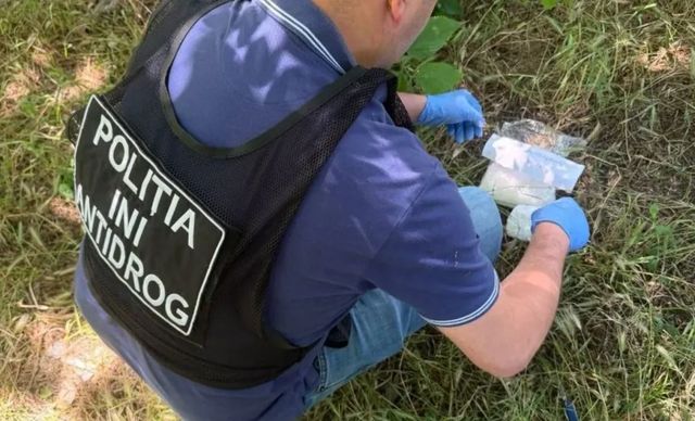 Doi tineri din Chișinău, arestați după ce ar fi distribuit droguri în capitală și suburbii