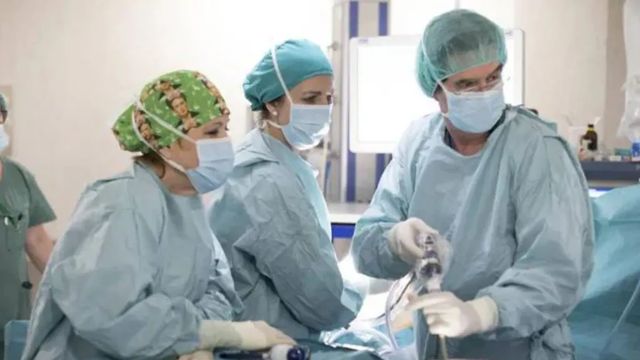 Las listas de espera siguen al alza: 110 días para una prótesis de cadera, 136 para la de rodilla y casi 5 meses para cirugía vascular