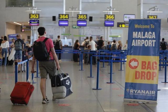 Ryanir pagará más a sus trabajadores por cazar maletas de cabina grandes