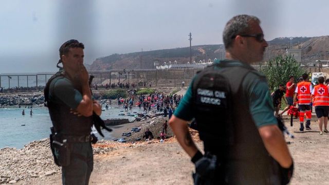 21 migrantes detenidos por lanzar piedras a militares y guardias civiles en Ceuta