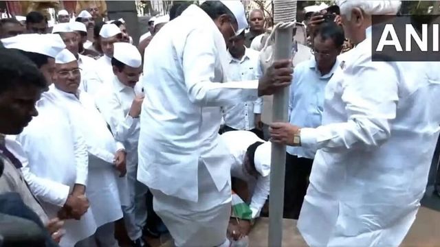 Siddaramaiah Under Fire After Video Shows Congress Worker Removing His Shoe While Holding Tiranga | Watch