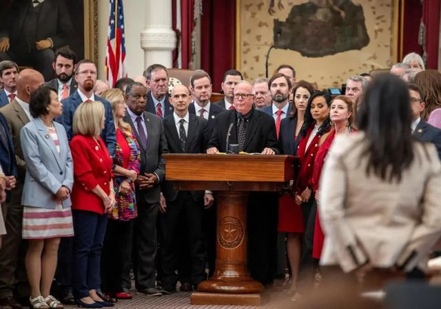 Texas aprueba el mapa electoral de la Discordia entre asedio policial y fuga demócrata