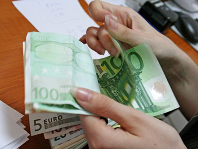 Aproape 77.000 de români bogați au depozite mari la bănci, peste plafonul garantat de 100.000 de euro