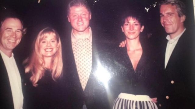 Epstein, pubblicati i file: c'è anche Clinton in piscina