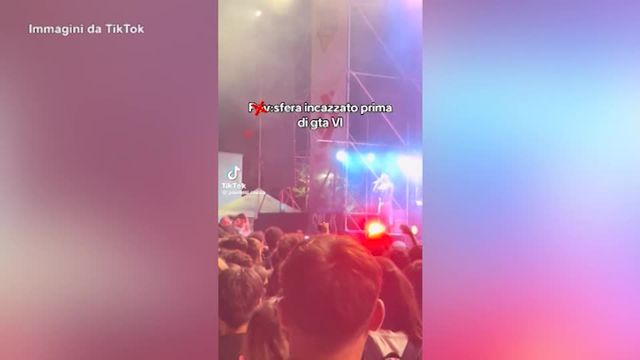 Rissa al concerto di Sfera Ebbasta: il rapper interrompe lo show e lascia il palco