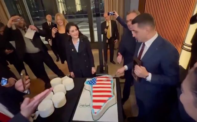 Cum explică George Simion tortul cu forma Groenlandei și steagul SUA, tăiat în timpul vizitei în America