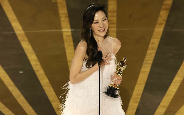 Michelle Yeoh a devenit prima femeie asiatică recompensată cu Oscarul pentru cea mai bună actriță