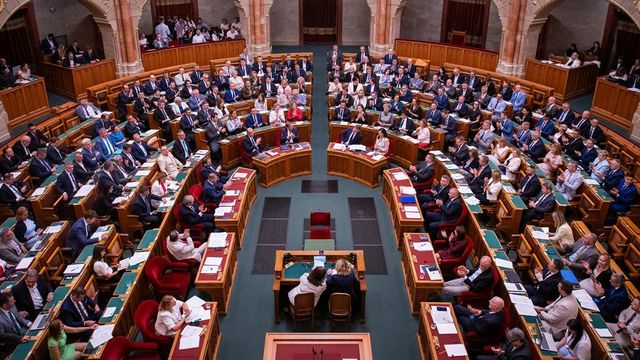 Kiderült, miért nem álltak fel a Mi Hazánk képviselői a roma holokauszt parlamenti megemlékezésén