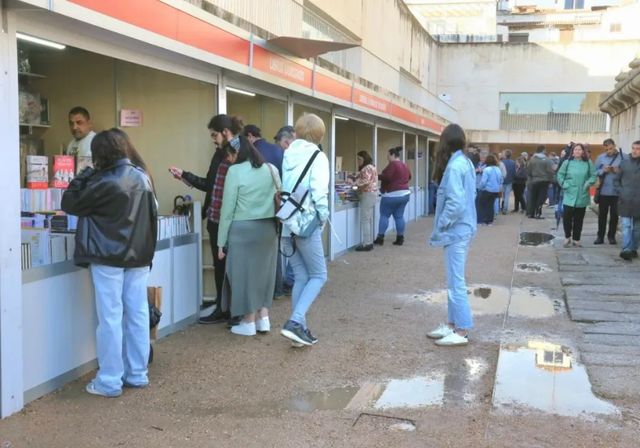La lluvia desluce la primera jornada de la Feria del Libro de Mérida