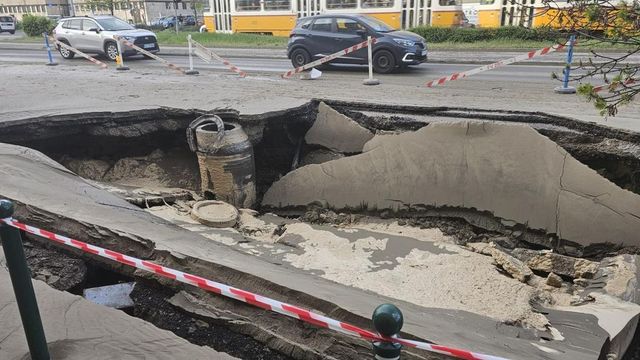 Csőtörés miatt beszakadt az úttest hétfő reggel a Róbert Károly körúton