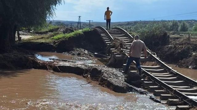 Dezastru pe calea ferată. Tronsonul care leagă Galați de Bârlad a fost compet distrus de inundațiile catastrofale