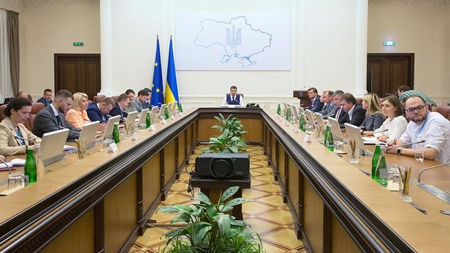 Украинские министры просят повысить им зарплату – Дубилет