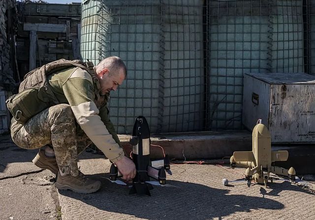 Precisos, letales y baratos: así son los drones de 170 euros que Hezbolá produce y lanza en el sur de Líbano