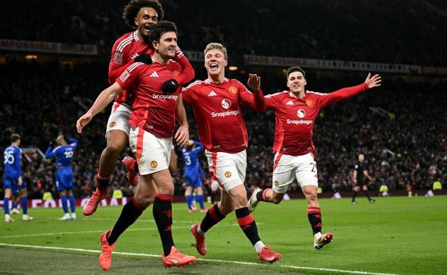 Van Nistelrooy takes sly dig on Manchester United's late winner vs Leicester