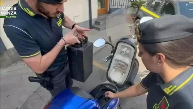 Scooter venduti come bici elettriche, maxi sequestro in tutta Italia