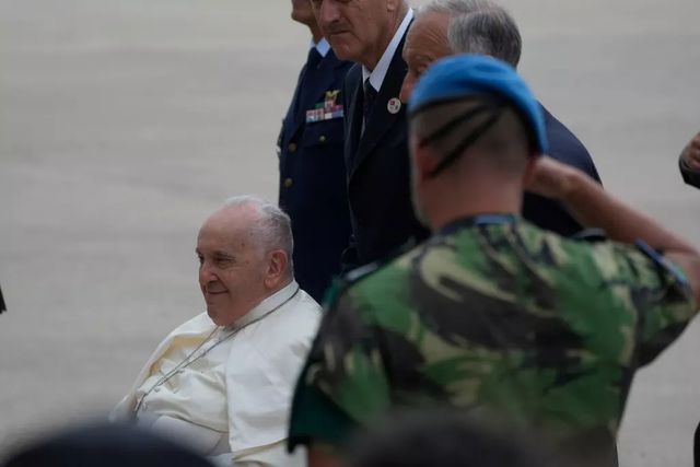 Papa Francisc a ajuns în Portugalia