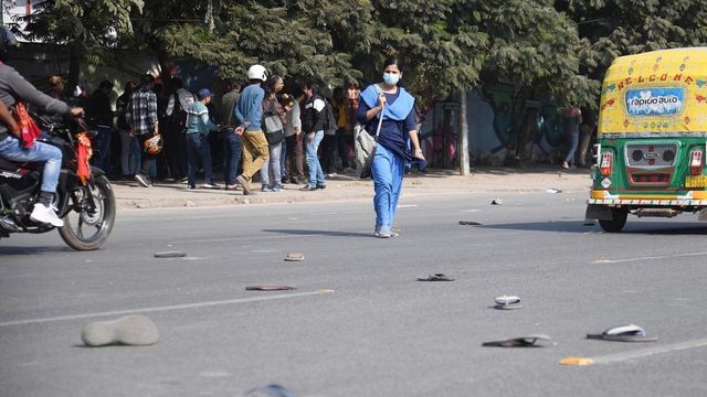 Mild lathicharge by police to disperse protesting BPSC aspirants in Patna