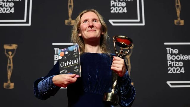 La novelista británica Samantha Harvey gana el Premio Booker con 'Orbital'