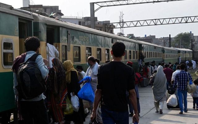 Cel puțin 30 de morți și zeci de răniți într-un accident de tren în Pakistan
