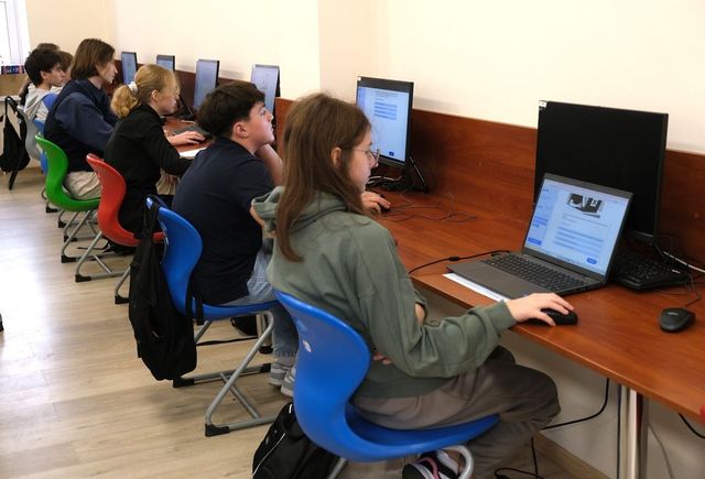 Elevii din întreaga țară își testează pentru prima dată competențele digitale în cadrul unui exercițiu național