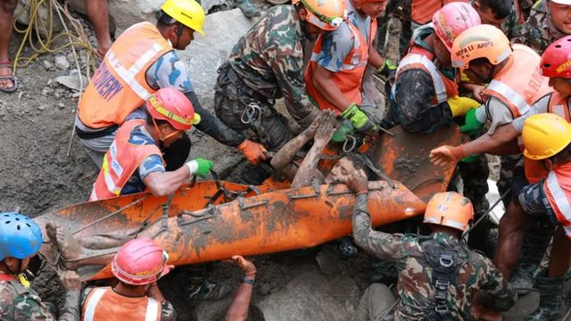 Nepal logra rescatar a dos trabajadores atrapados en un túnel diez días después de la riada