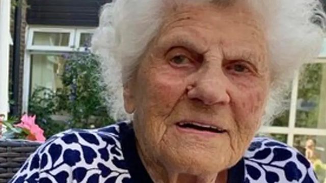 Compie 116 anni Ethel Caterham, la persona più anziana del mondo