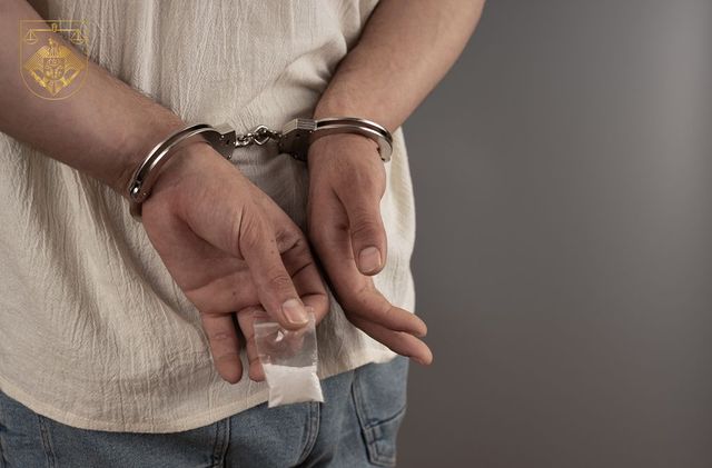 Trei tineri, condamnați la ani grei de închisoare pentru trafic de droguri în cantități uriașe