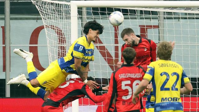 Il Milan cade in casa, 1-0 con il Parma: il Var convalida il gol di Troilo. Inter a +10