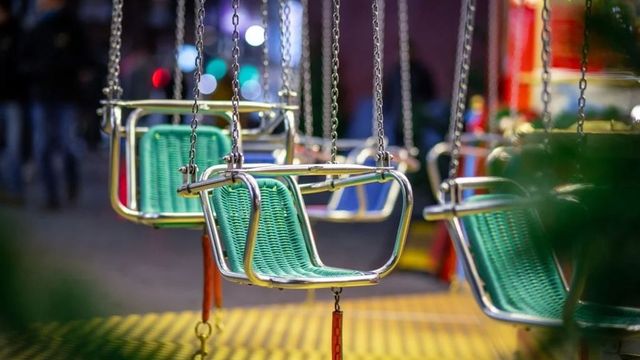 Дете и баща му паднаха от атракционна люлка в Антоново