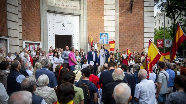 Un centenar de personas se congregan frente a Ferraz para rezar el rosario contra la ley de amnistía