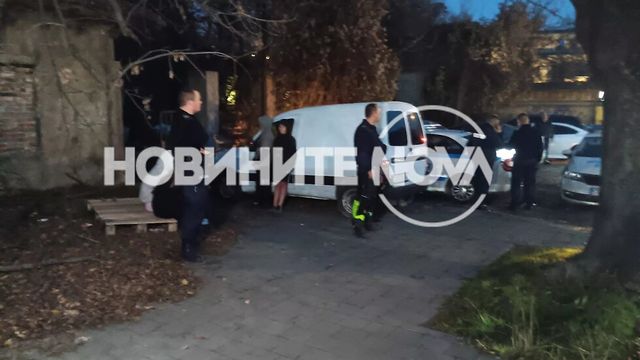 Пожарникари спасиха четири деца, качили се в изоставена сграда в София