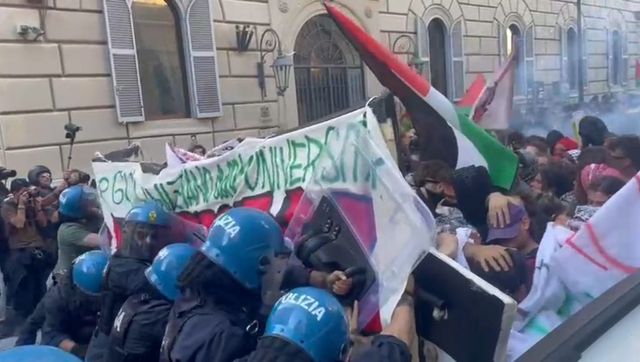 Tensione a corteo Roma contro governo, scontri polizia